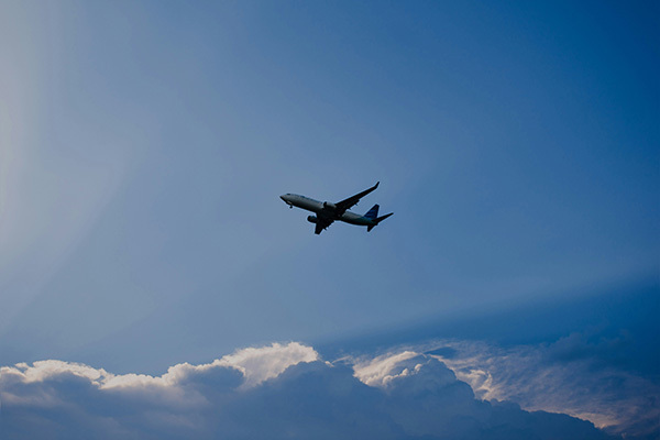 Un avión comercial surcando el cielo.